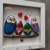 Decoratieve & Handgemaakte Wand Sleutelhouder met Uilen Familie Ontwerp en Steen Kunst