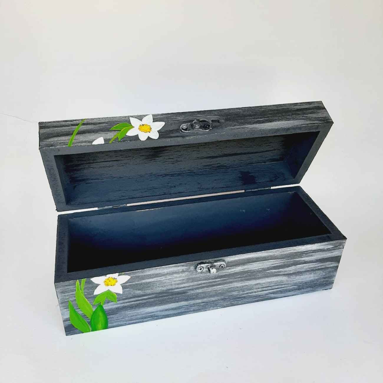 Houten handgemaakte geschenkdoos met bloemmotief