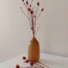 Handgemaakte decohouten knopvaas in bruin met minimalistische, rustieke stijl voor eenvoudige elegantie