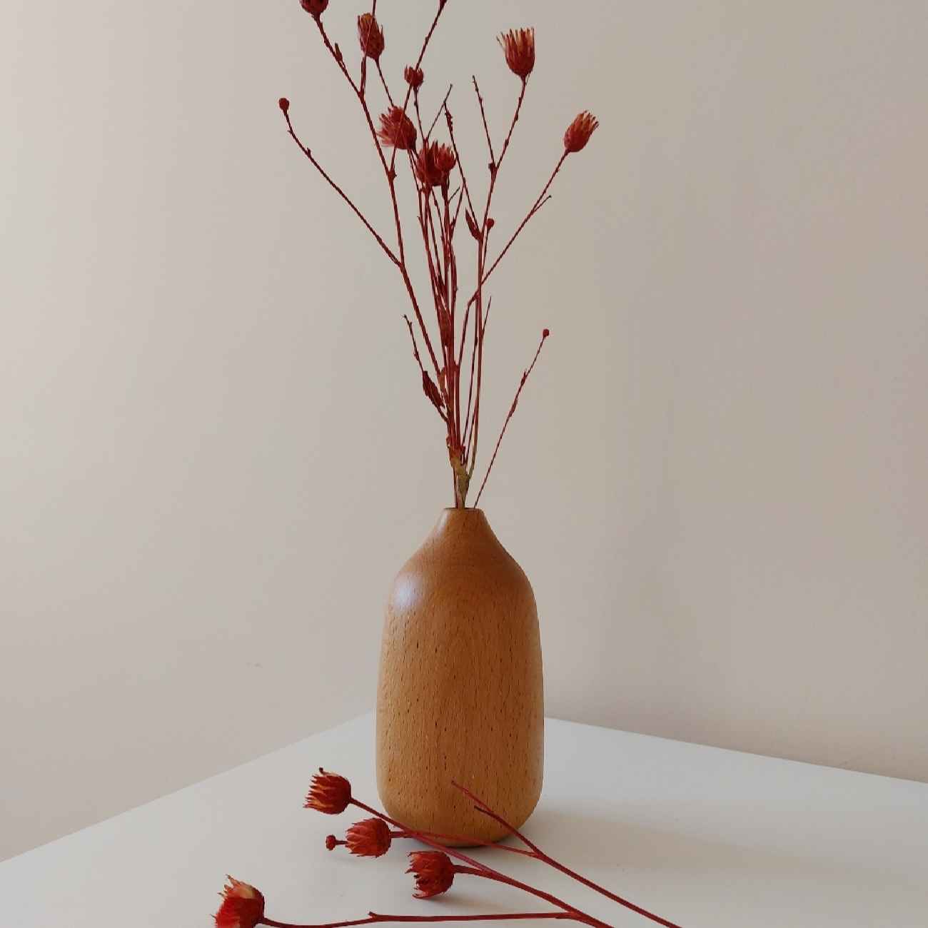 Handgemaakte decohouten knopvaas in bruin met minimalistische, rustieke stijl voor eenvoudige elegantie