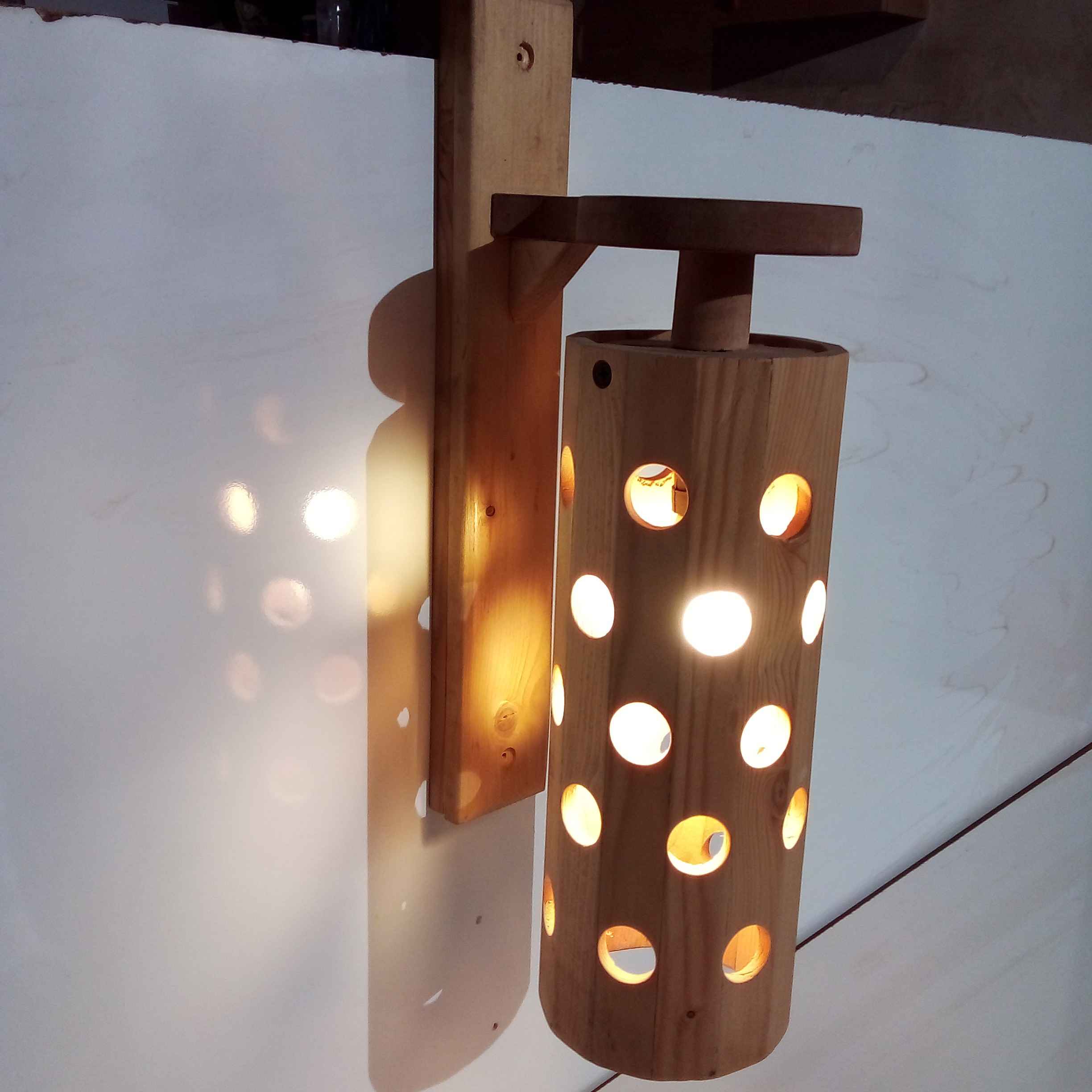 Verstelbare Houten Wandlamp met Gaatjesontwerp