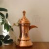 Gehamerde Koperen Dallah – Authentieke Arabische Koffiepot, Model Bita