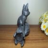 Decoratieve Zittende Vos op Boom Beeldje – Charmante Wilde Dier Sculptuur