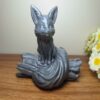 Decoratieve Zittende Vos op Boom Beeldje – Charmante Wilde Dier Sculptuur