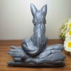 Decoratieve Zittende Vos op Boom Beeldje – Charmante Wilde Dier Sculptuur