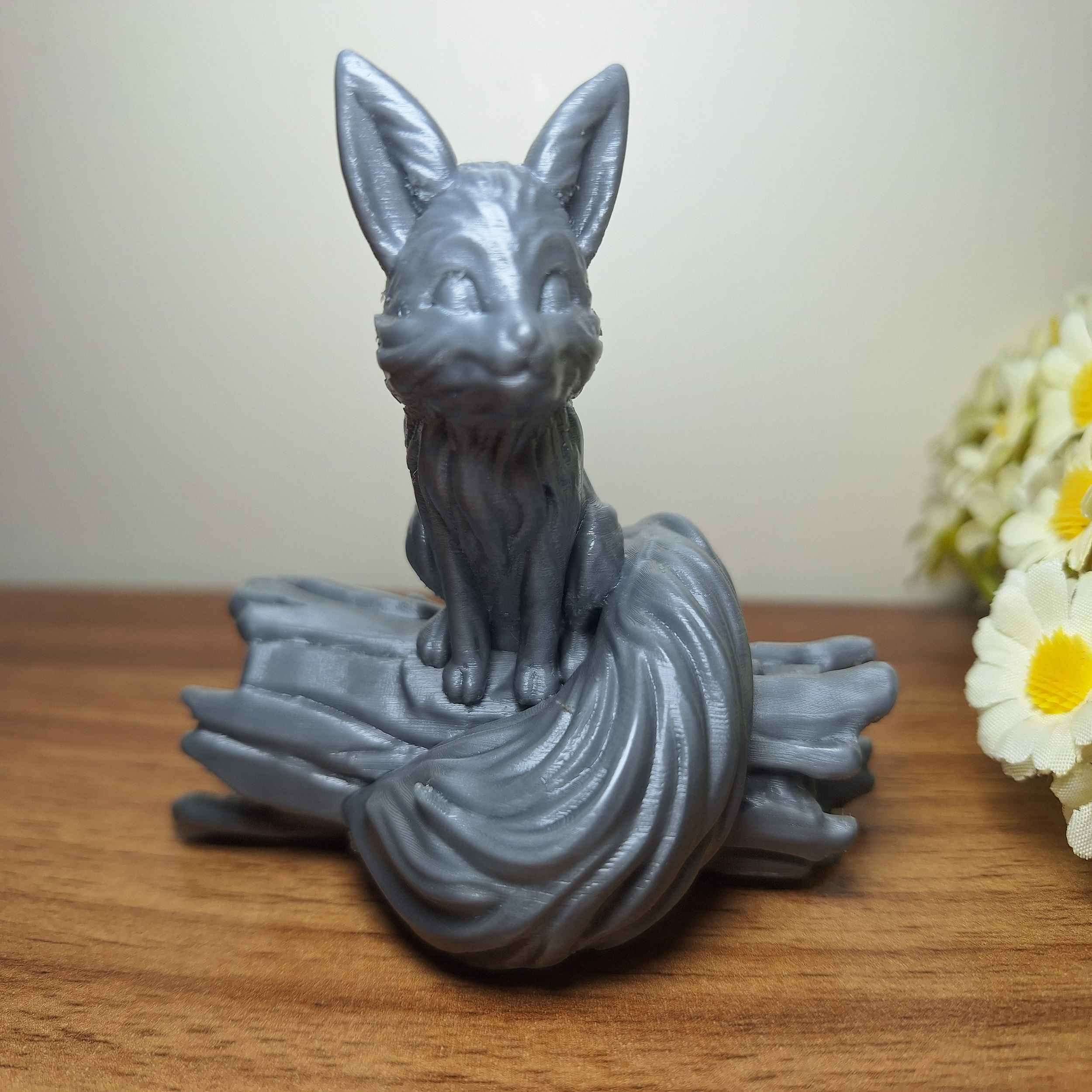 Decoratieve Zittende Vos op Boom Beeldje – Charmante Wilde Dier Sculptuur