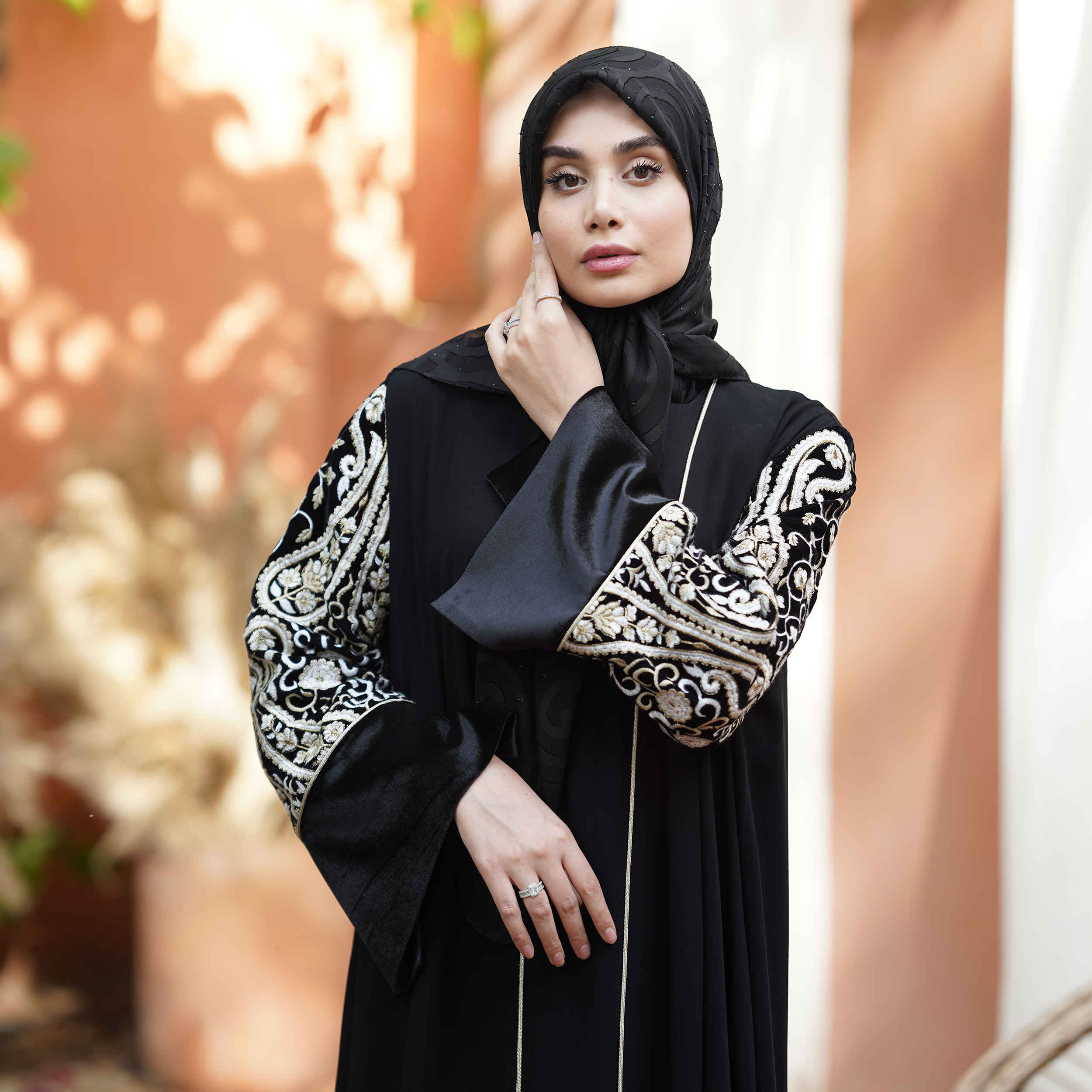Elegante abaya met geborduurde mouwen