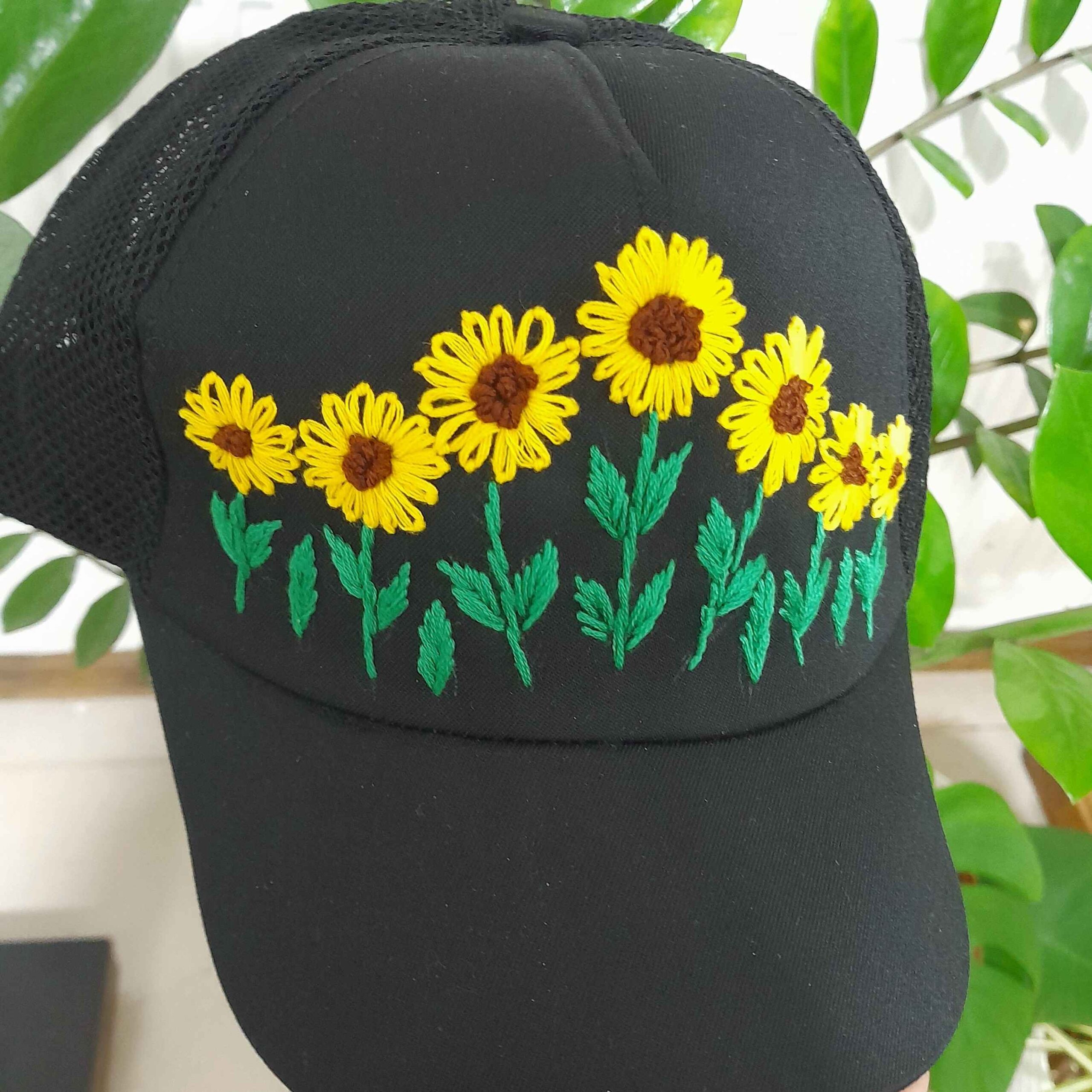 Zonnebloem Baseballpet – Handgeborduurd Zwart