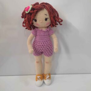 Amigurumi handgemaakte gehaakte pop klein meisje
