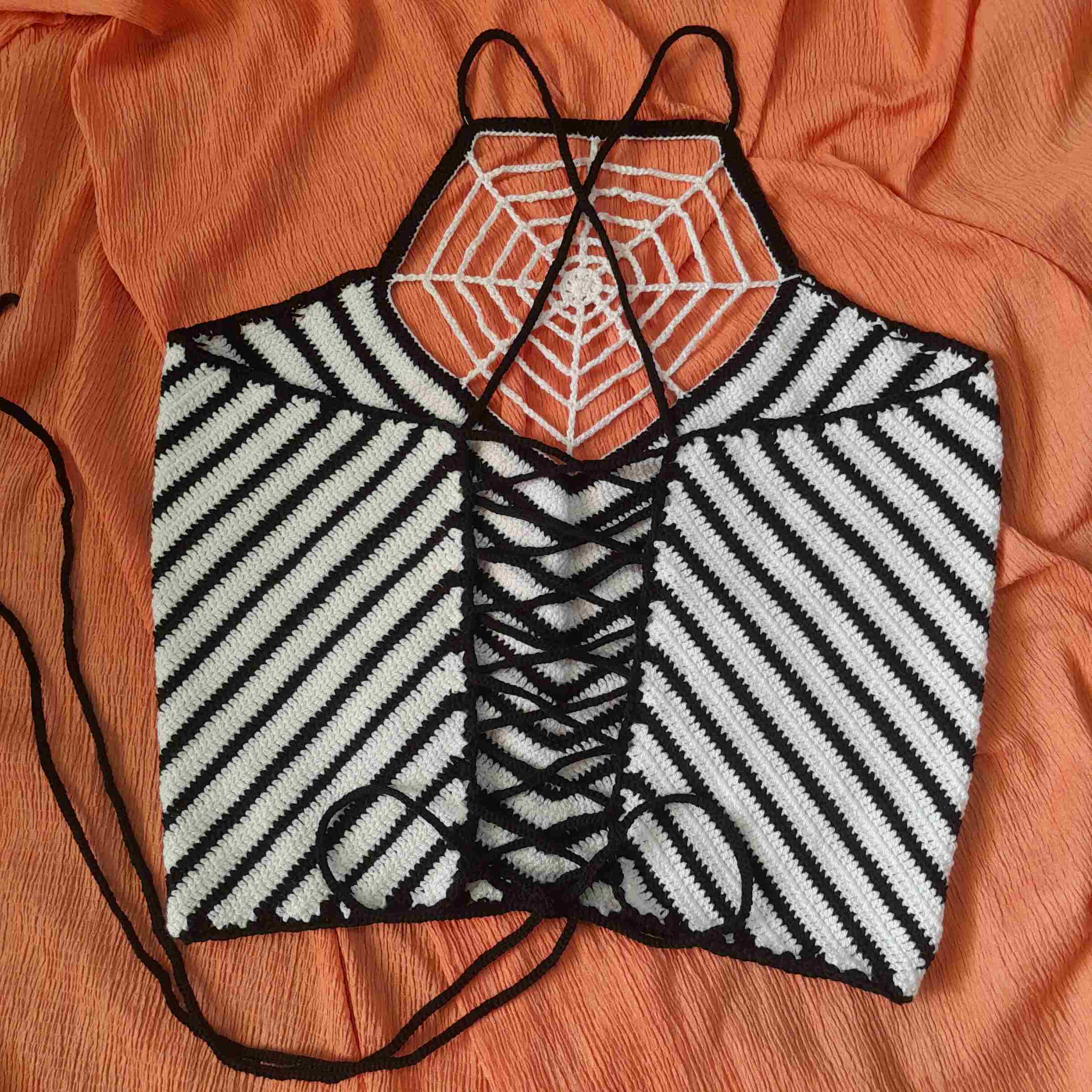 Handgehaakte Crop Top met Uniek Spinrag Ontwerp