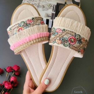 Cream Macramé Boho Chic Slippers – Model Geborduurd