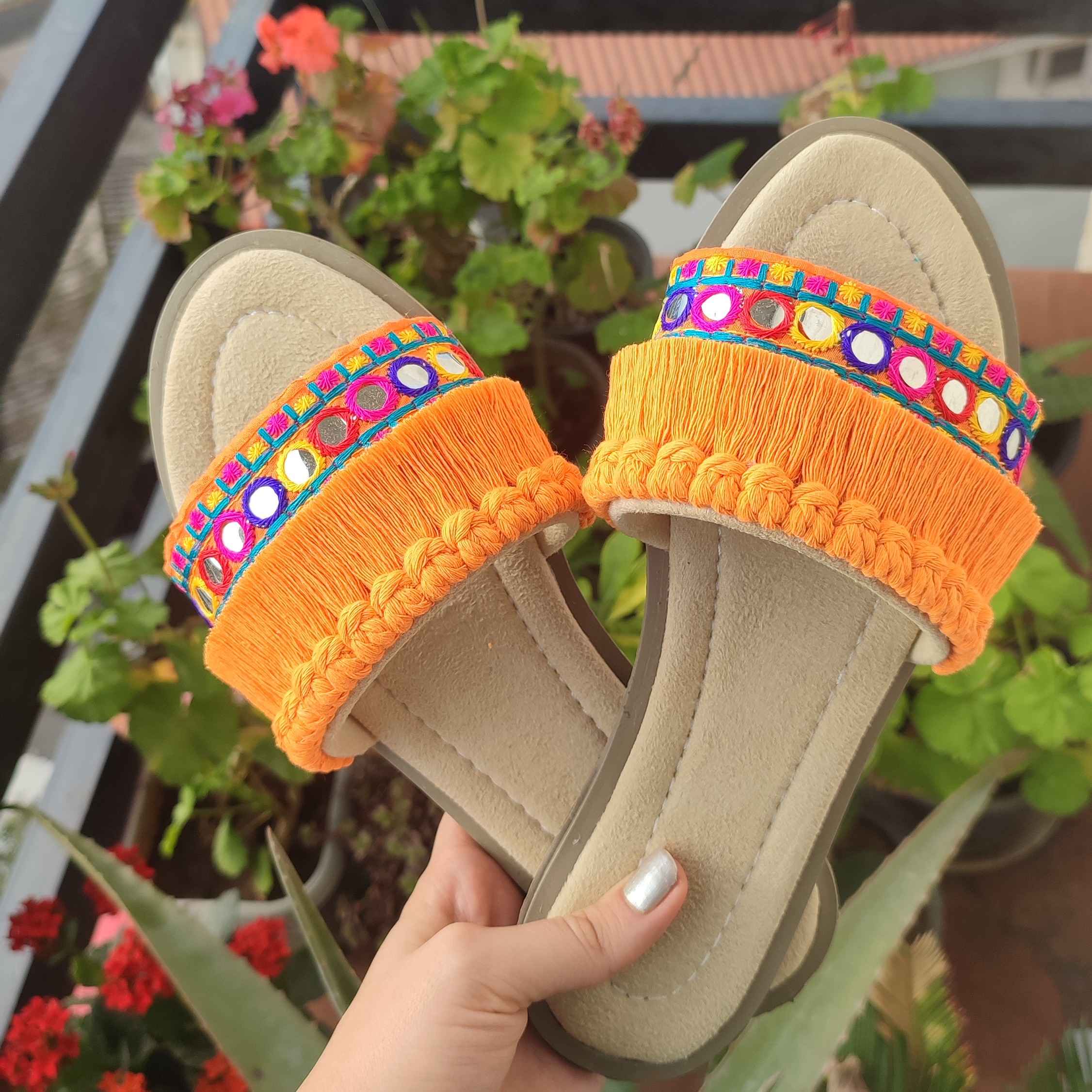 Oranje Macramé Slippers – Geometrisch Geborduurd