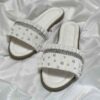 Witte Macramé Boho Chic Slippers – Model Parel