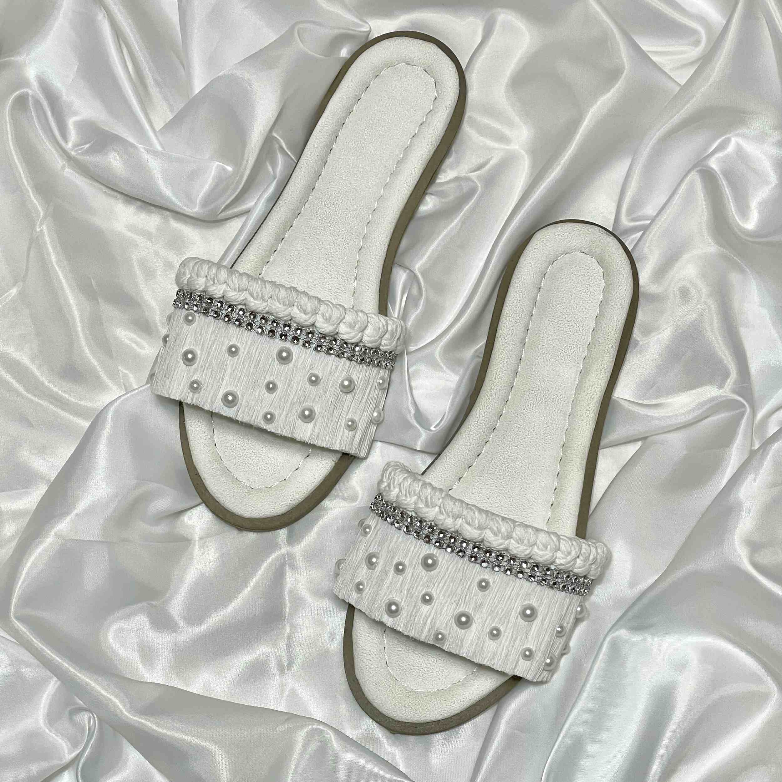 Witte Macramé Boho Chic Slippers – Model Parel