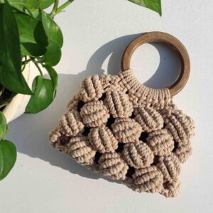 Macramé Tas Handgeweven met Houten Handvat Model Walnoot