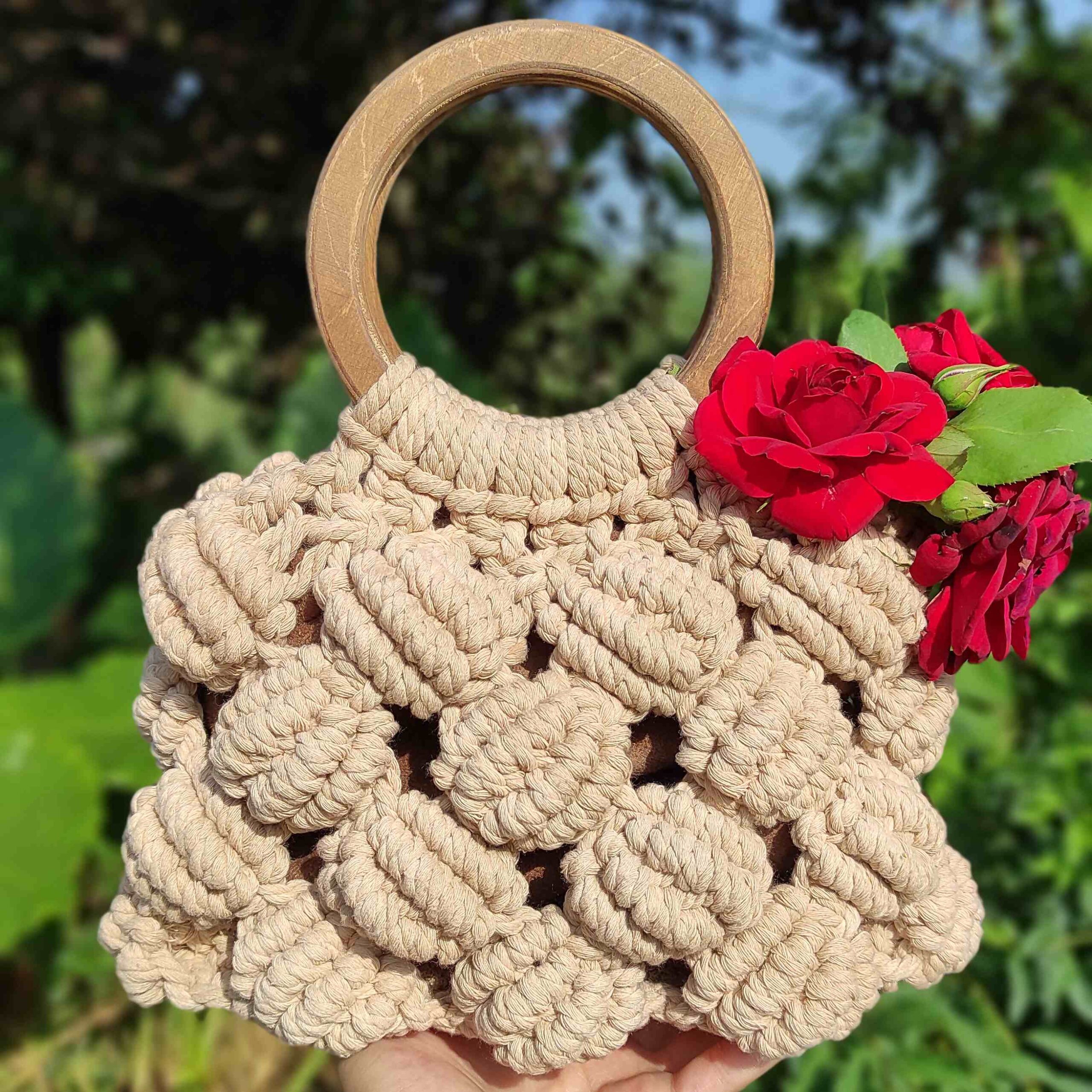 Macramé Tas Handgeweven met Houten Handvat Model Walnoot