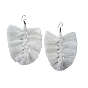 Witte Macramé Kwast Oorbellen – Model Blad
