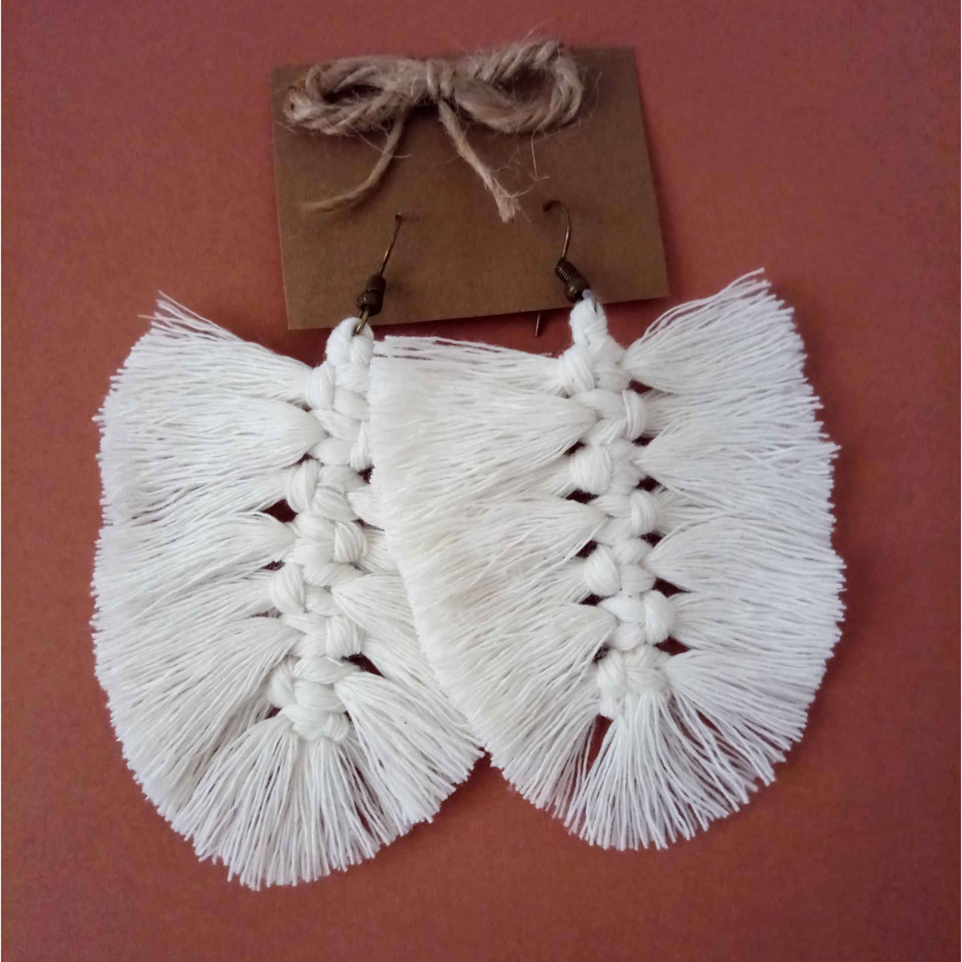 Witte Macramé Kwast Oorbellen – Model Blad
