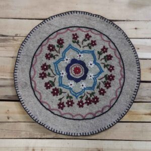 Perzisch Vilttapijt Handgemaakt – Model Poopak Rond – Grijs met Bloemen