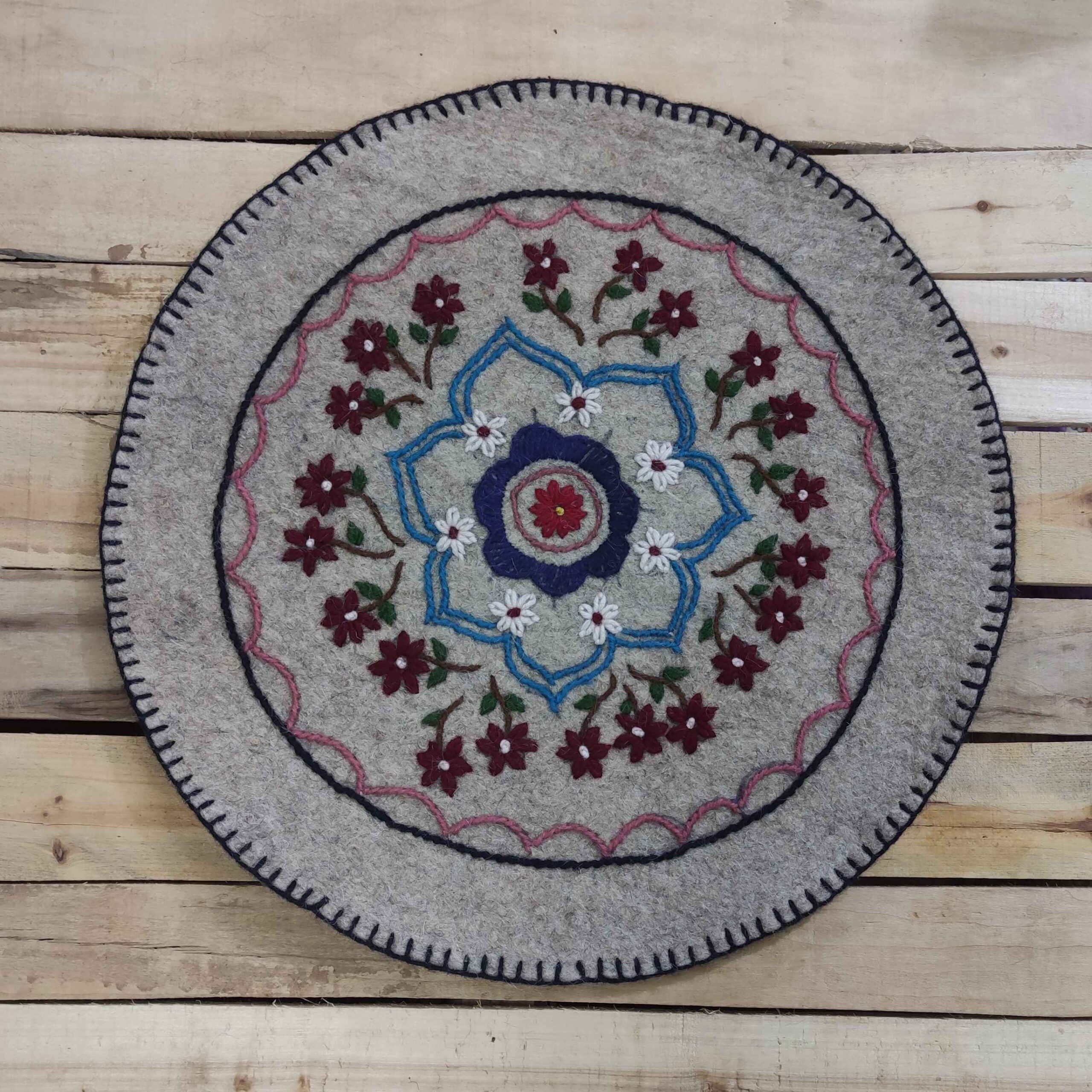 Perzisch Vilttapijt Handgemaakt – Model Poopak Rond – Grijs met Bloemen