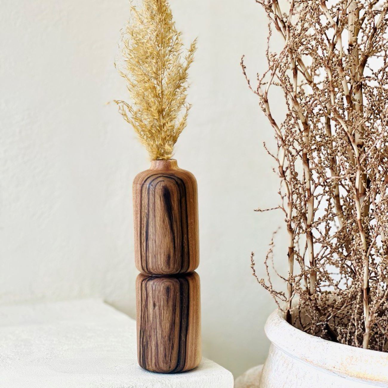 Rustieke deco-knopvaas, handgemaakt van massief natuurlijk hout met een minimalistische, organische vorm