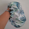 Luxe Satijnen Slaaphoed – Hawaï Print (Wit)