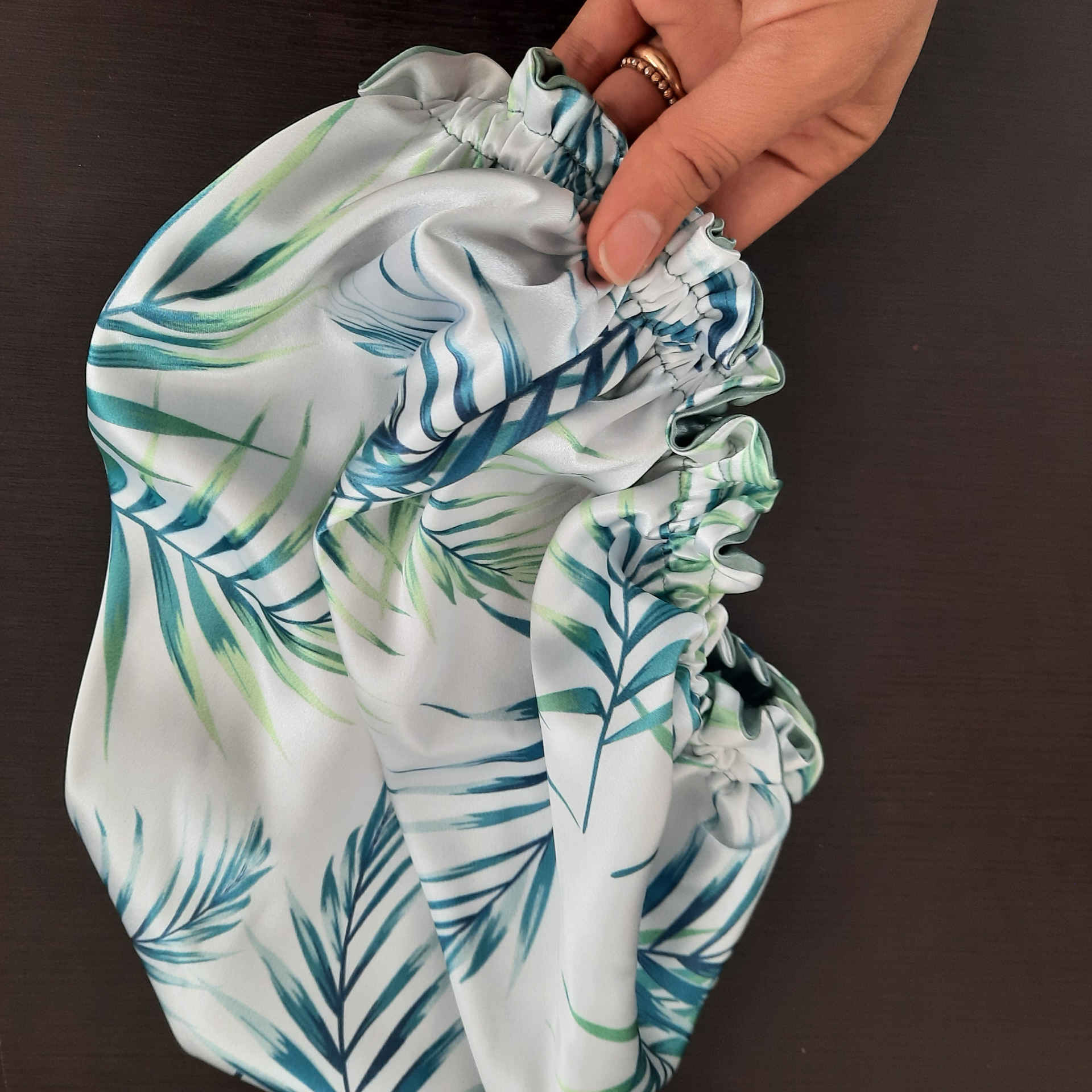 Luxe Satijnen Slaaphoed – Hawaï Print (Wit)