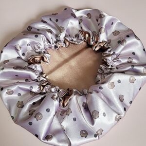Luxe Satijnen Slaaphoed – Lila Teddybeer Motief