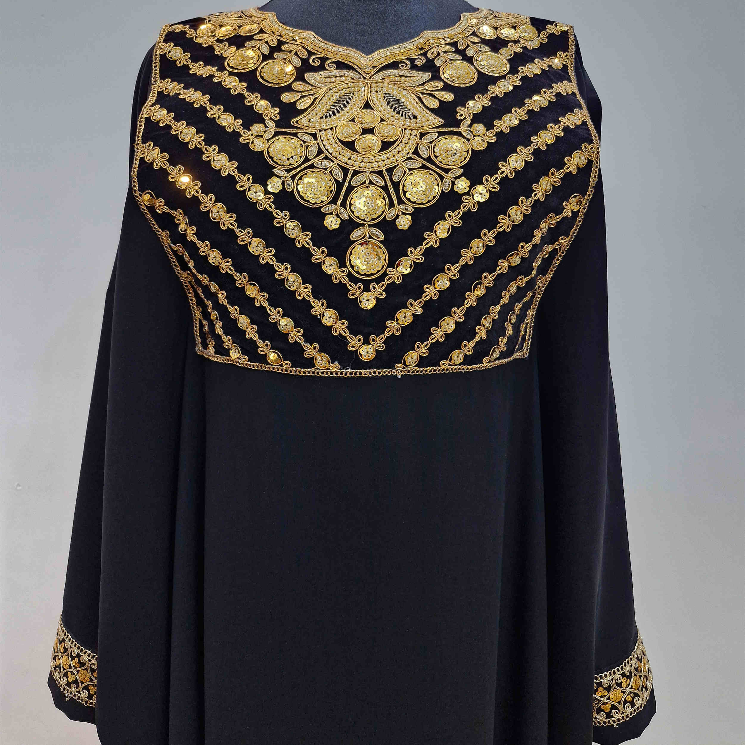 Stijlvolle Pasvorm Abaya voor Moslimvrouwen met Geborduurd Ontwerp