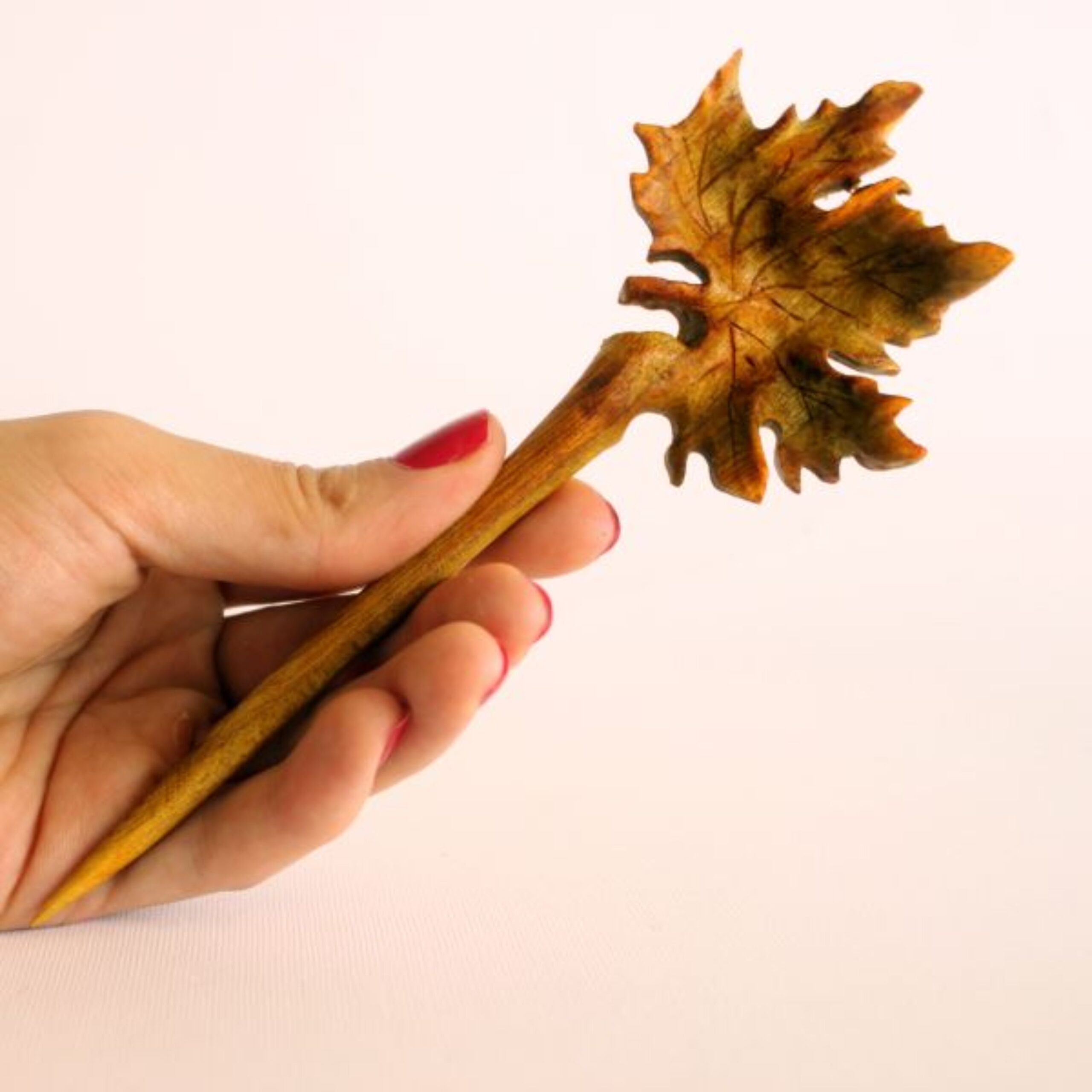 Houten Haarstok voor Vrouwen Eikenblad Ontwerp