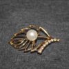 Broche Speld van Metaal met Gouden Blad