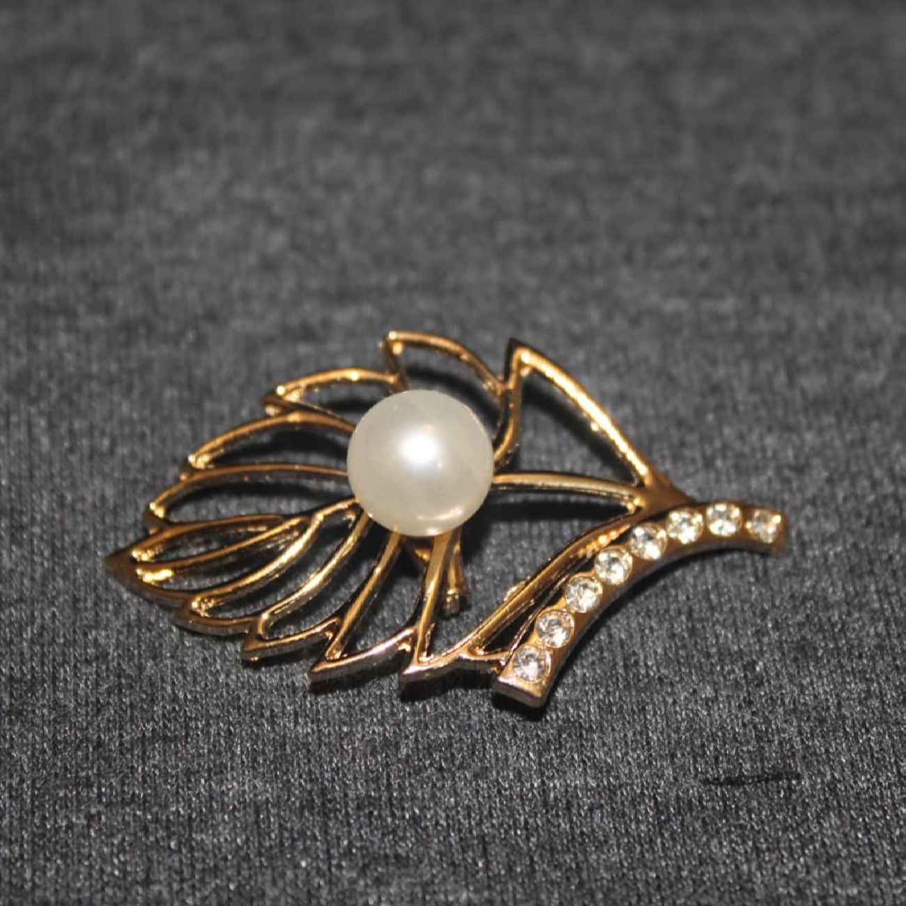 Broche Speld van Metaal met Gouden Blad