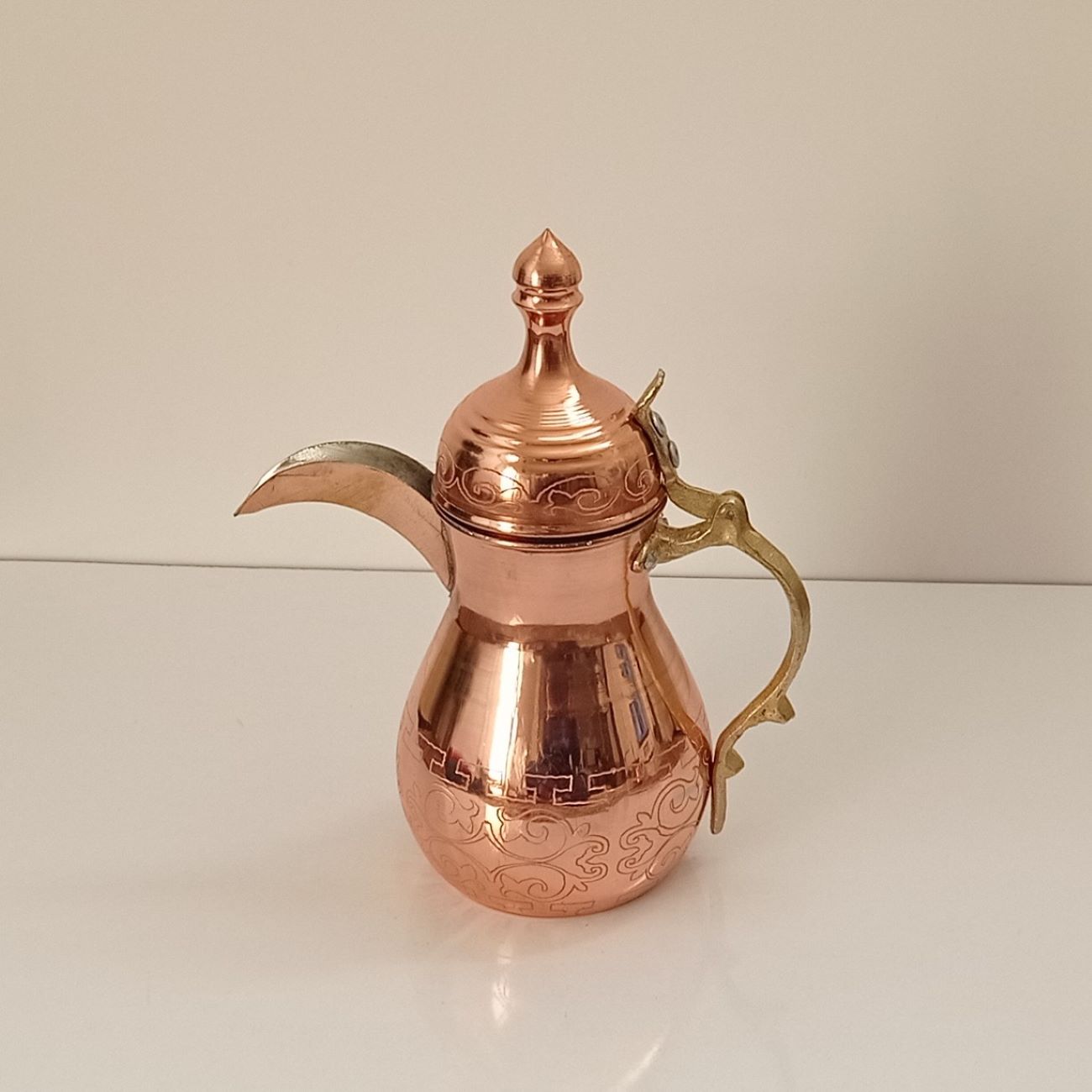 Elegante Koperen Dallah Arabische Koffiepot – Model Azora