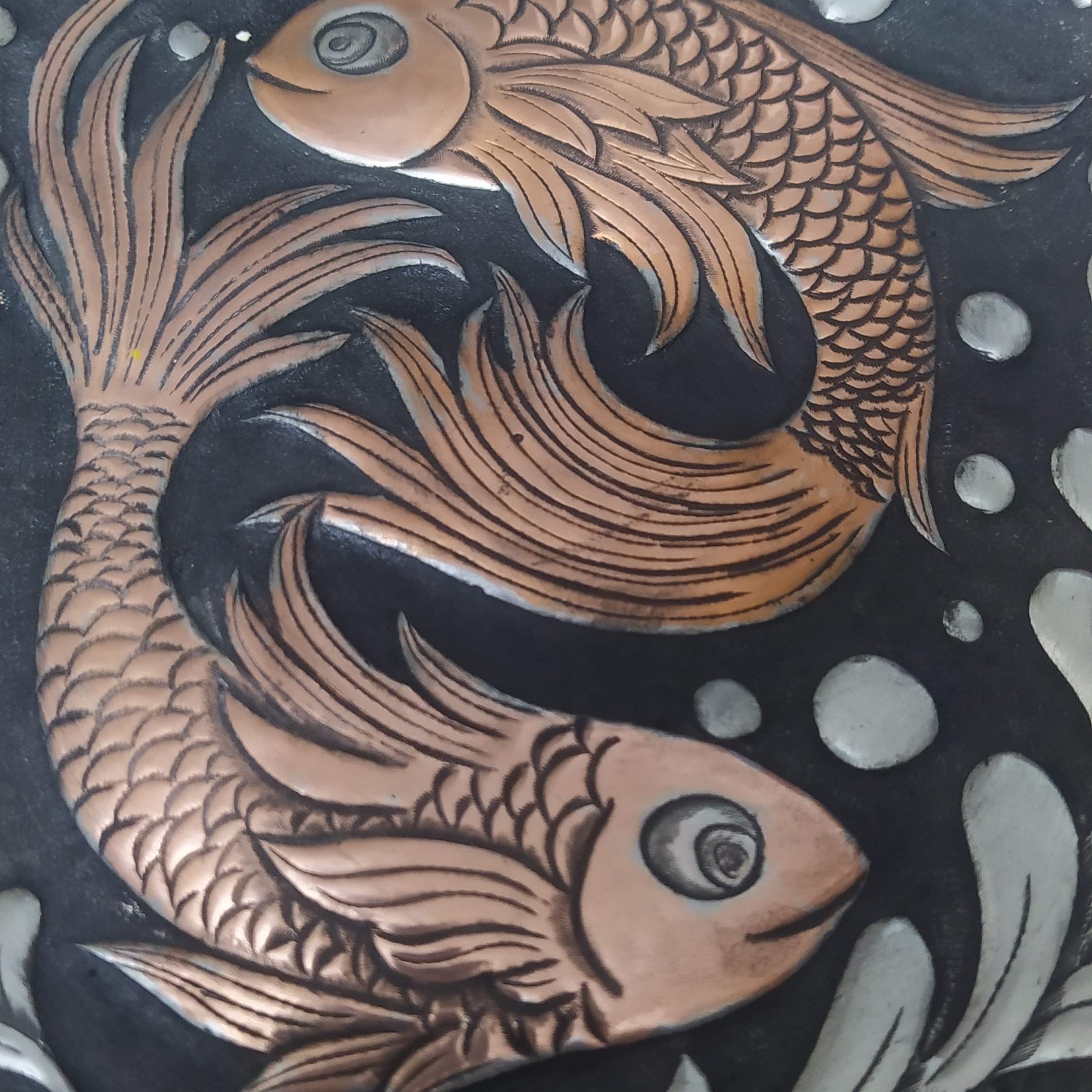 Decoratief Koperen Dienblad – Handgegraveerd met Twee Vissen