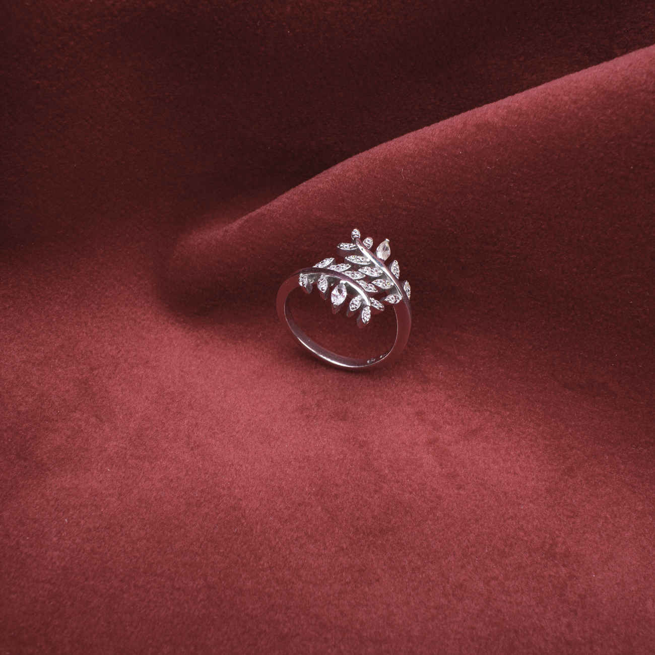 Fijne Zilveren Ring met Bladmotief & Amethist