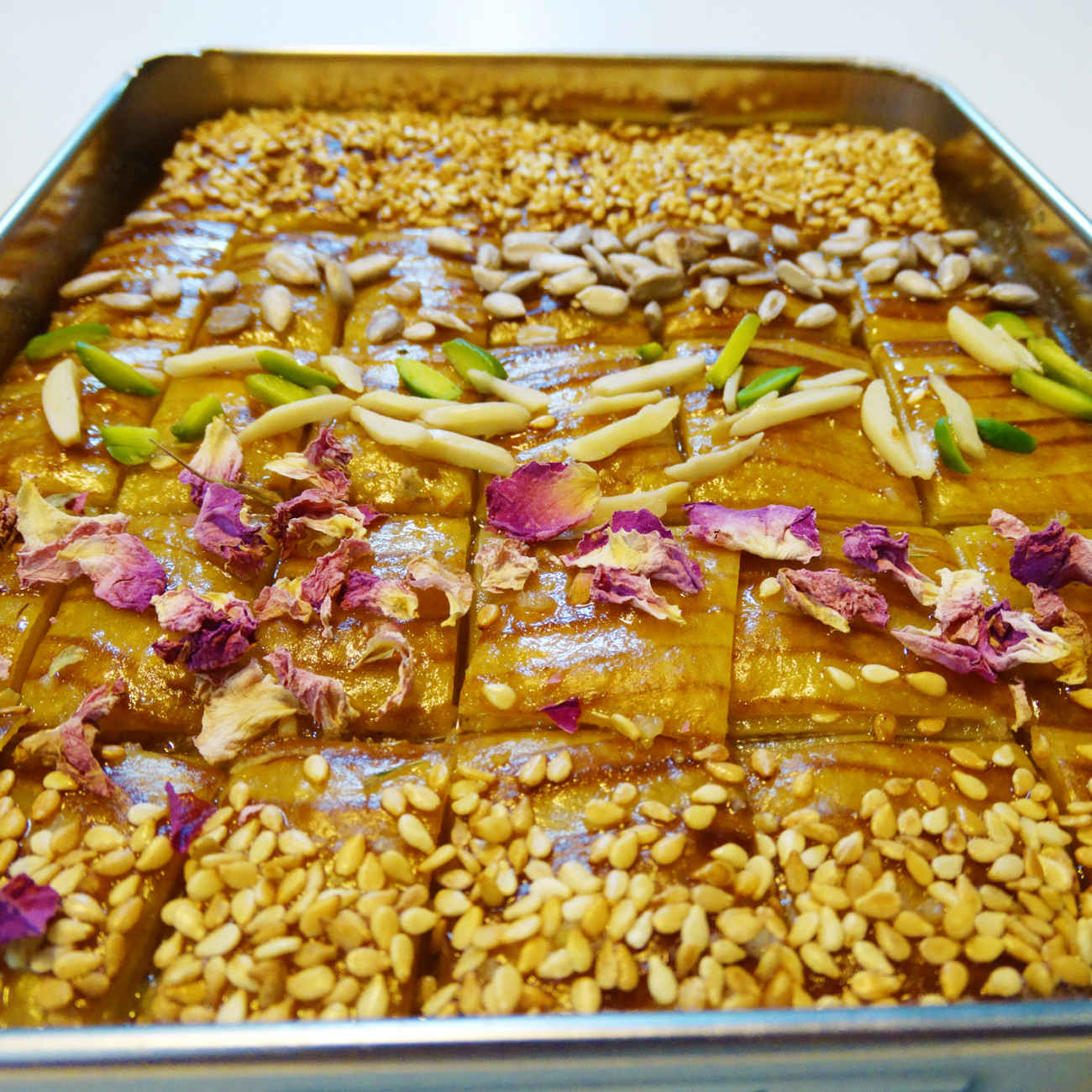 Perzisch Snoep – Gevulde Baklava met Noten & Rozenblaadjes 650 gr (2x)