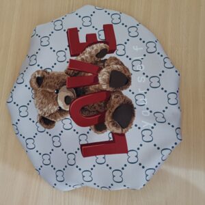 Zachte Satijnen Bonnet – Wit Teddybeer Ontwerp