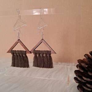 Ambachtelijke Macramé Oorbellen met Driehoekig Ontwerp