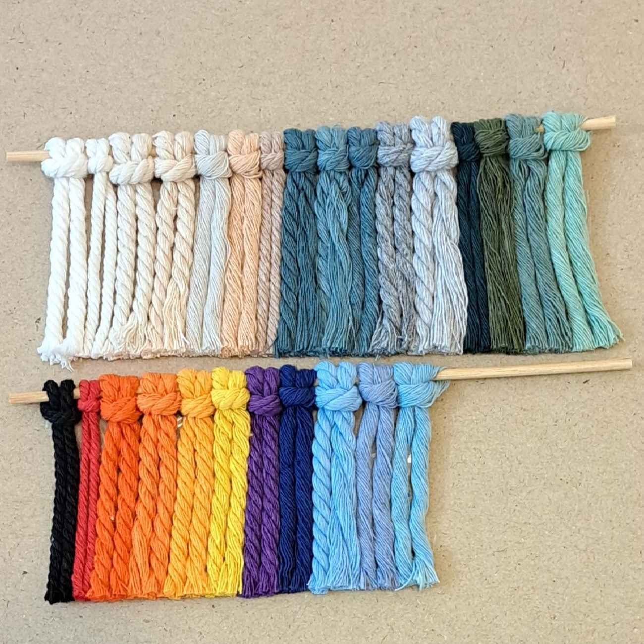 Ambachtelijke Macramé Oorbellen met Driehoekig Ontwerp