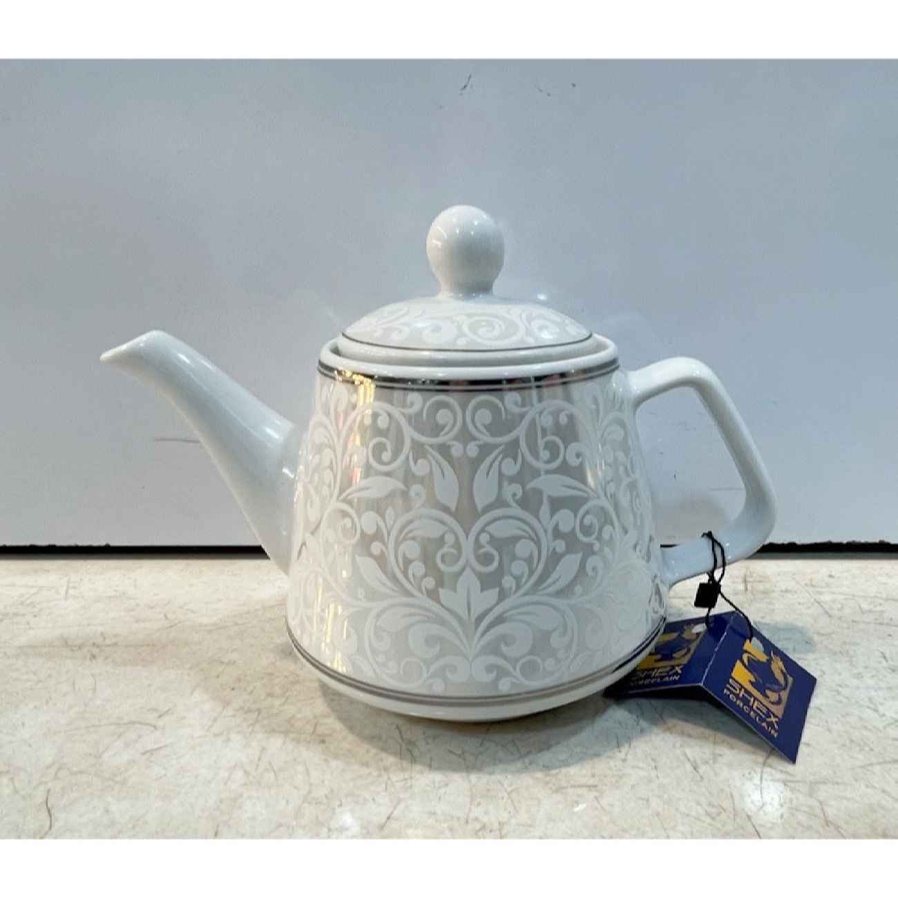 Klassieke porseleinen theepot met bloemmotief