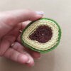 Handgemaakte natuurlijke bijenwaskaars met avocado-ontwerp