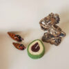 Handgemaakte natuurlijke bijenwaskaars met avocado-ontwerp