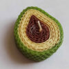 Handgemaakte natuurlijke bijenwaskaars met avocado-ontwerp
