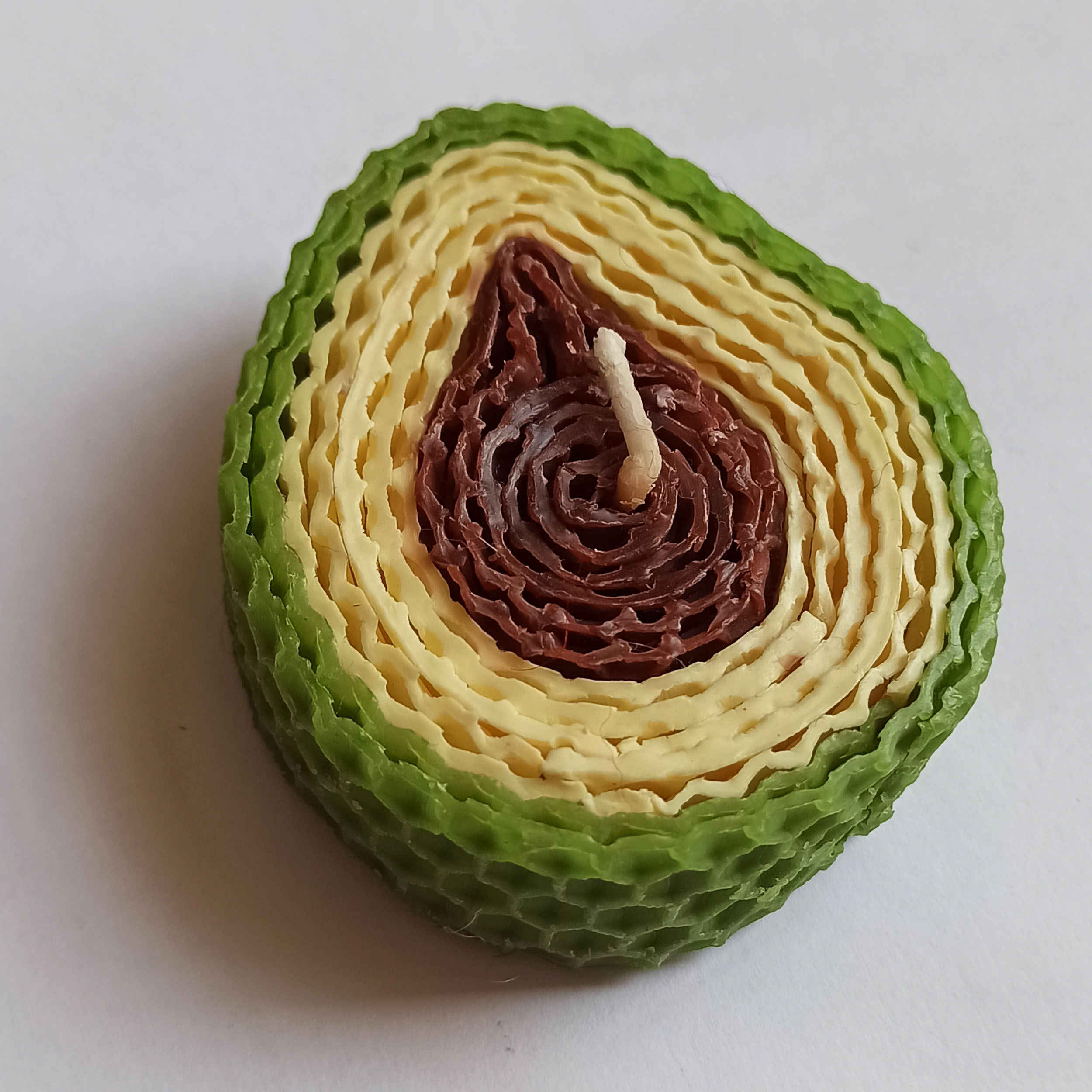 Handgemaakte natuurlijke bijenwaskaars met avocado-ontwerp