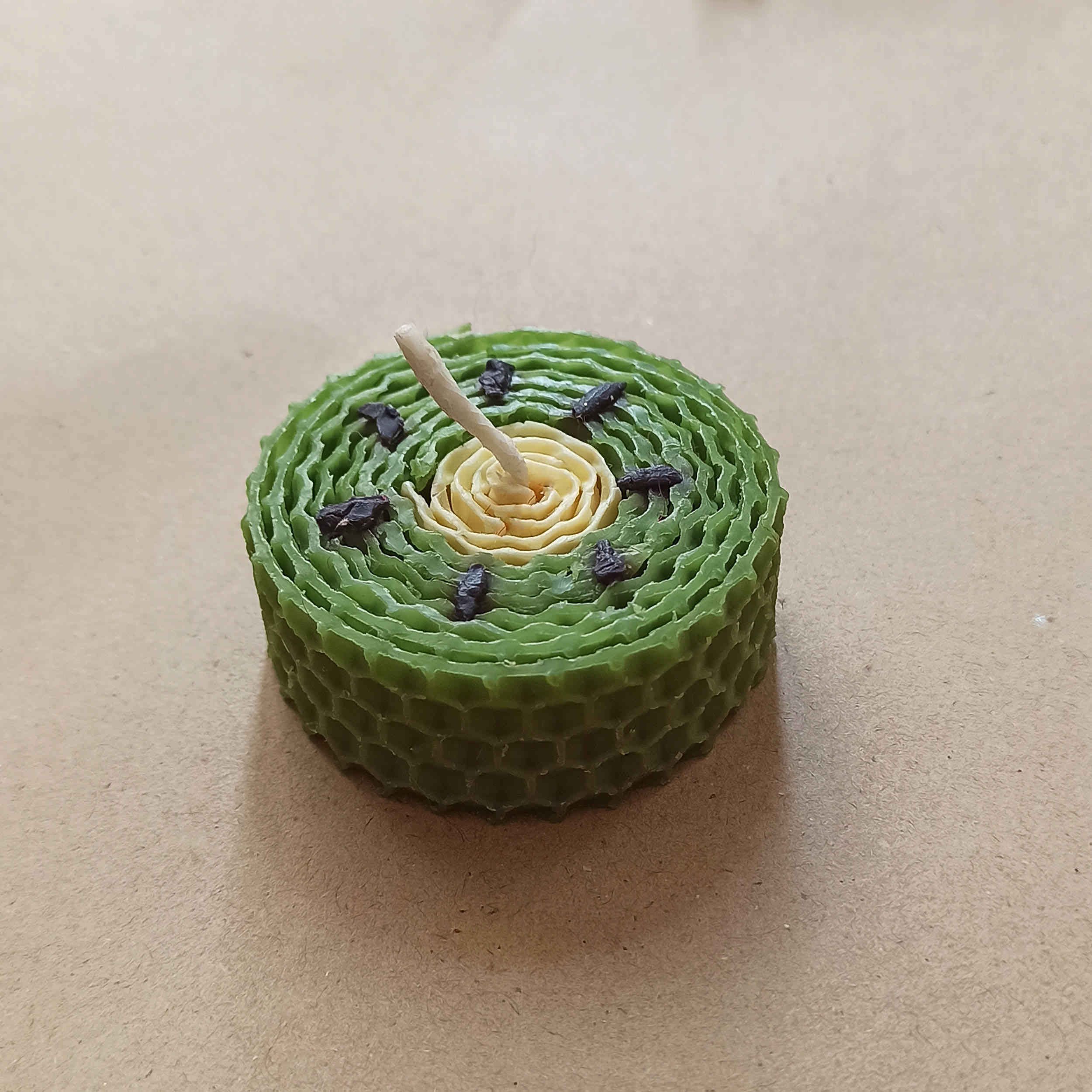 Handgemaakte natuurlijke bijenwaskaars met kiwi-ontwerp