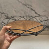 Ronde Metalen Draadmand met Houten Basis – Zwart