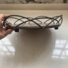 Ronde Metalen Draadmand met Houten Basis – Zwart