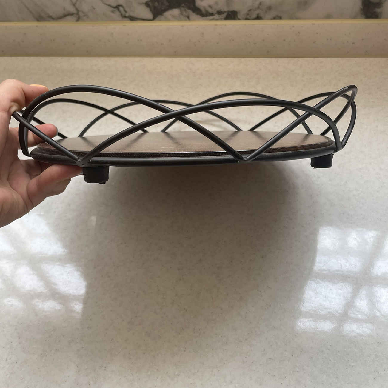 Ronde Metalen Draadmand met Houten Basis – Zwart