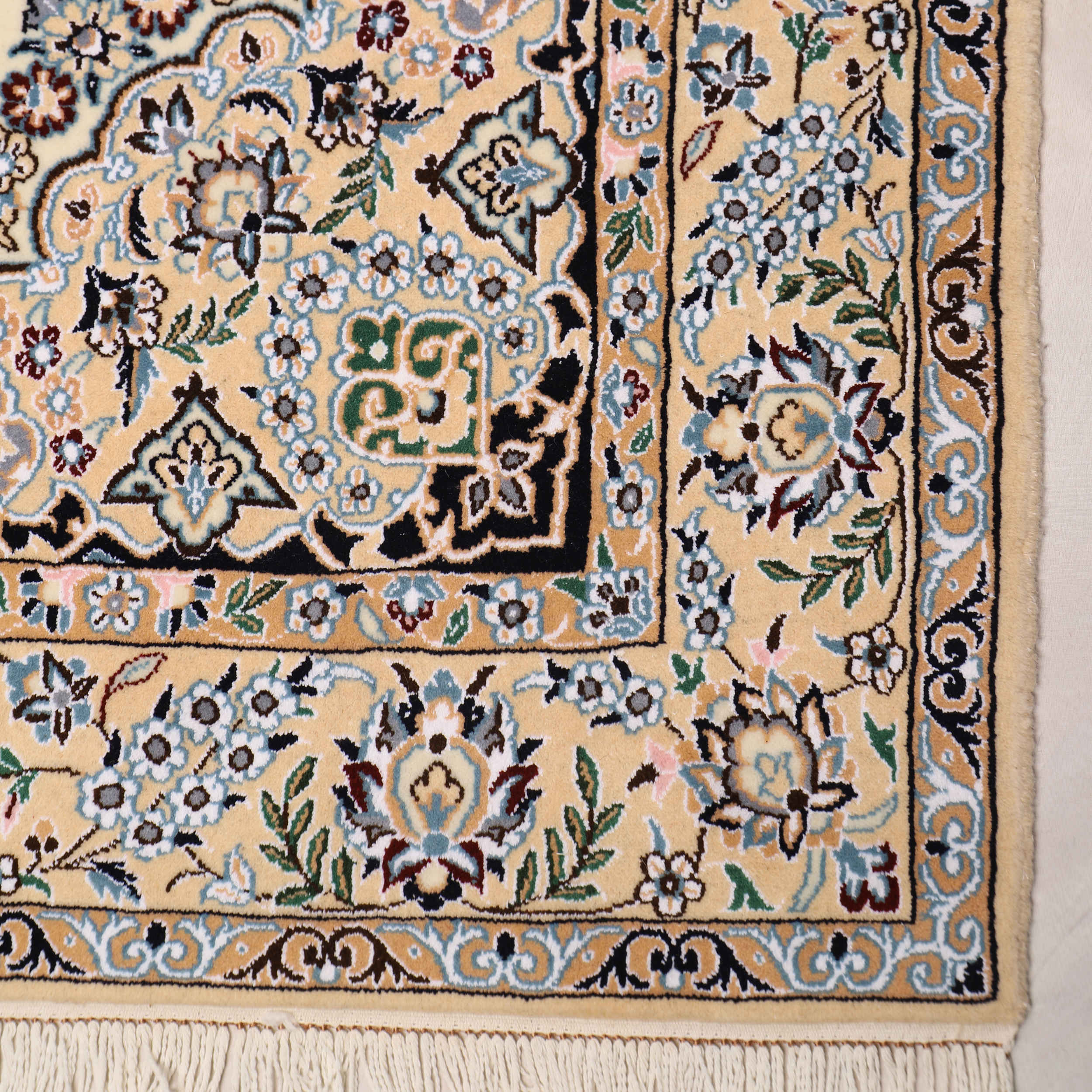 Handgeknoopt Perzisch Isfahan Tapijt (Lachak Toranj Bloemenmedaillon) – Crème Wol