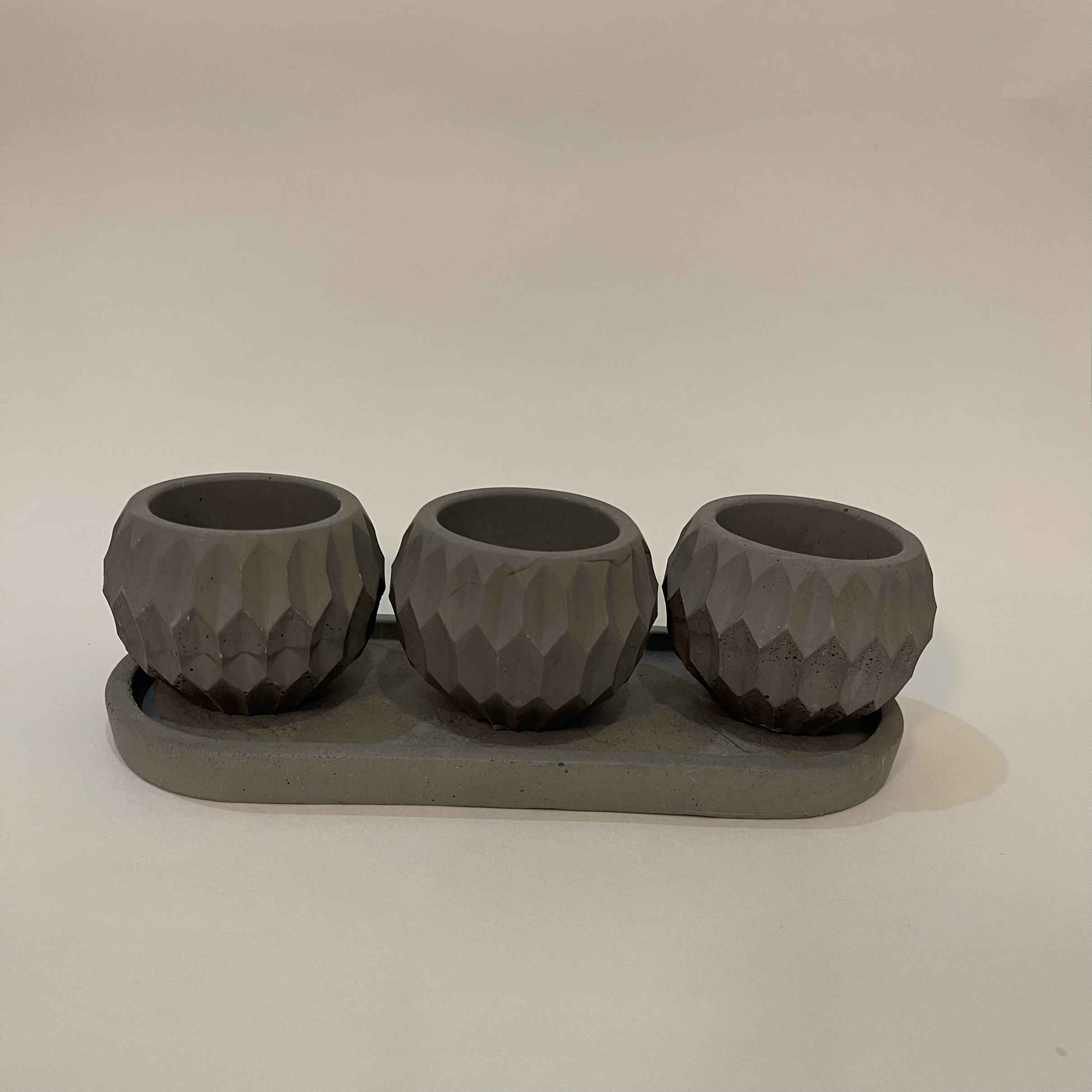Set van 3 Perzische betonnen vazen in het wit, handgemaakt voor een minimalistische en strakke esthetiek